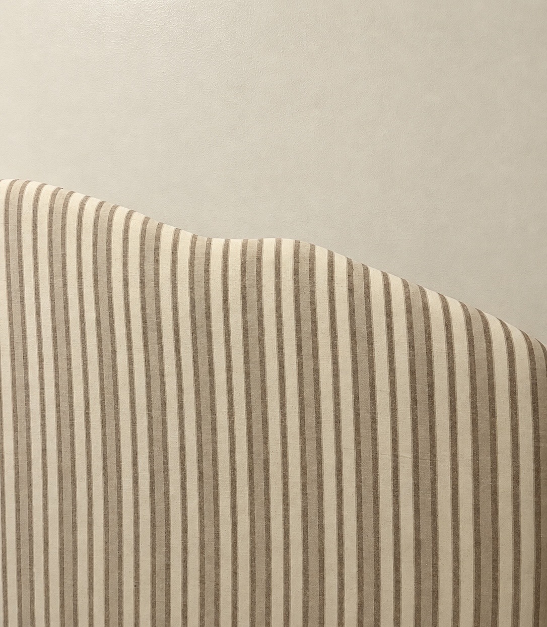 Närbild på randigt brunt tyg från Gårda Textil AB